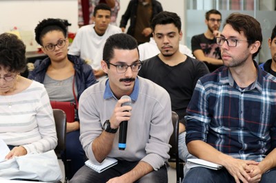 Participante do público faz perguntas aos expositores
