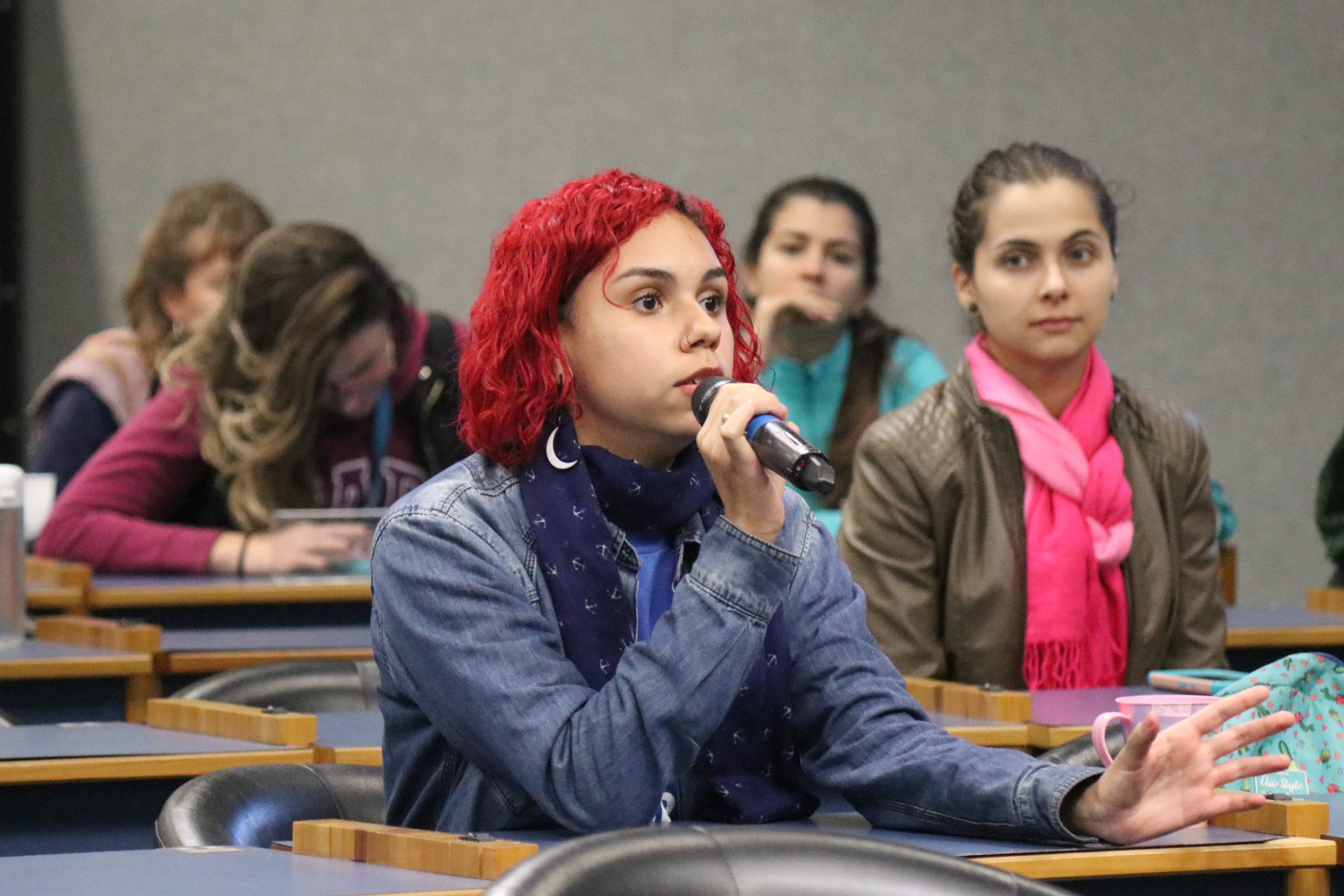 Participante do público faz perguntas durante o debate