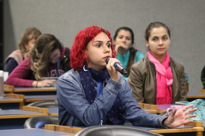 Participante do público faz perguntas durante o debate