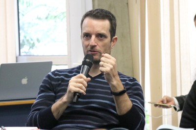 Herton Escobar faz perguntas durante o debate