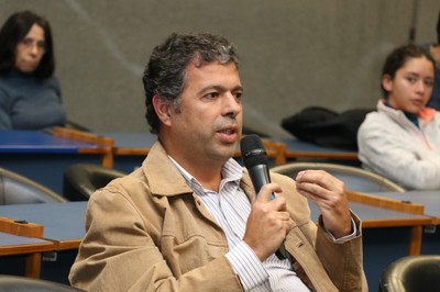 Participante do público faz perguntas durante o debate