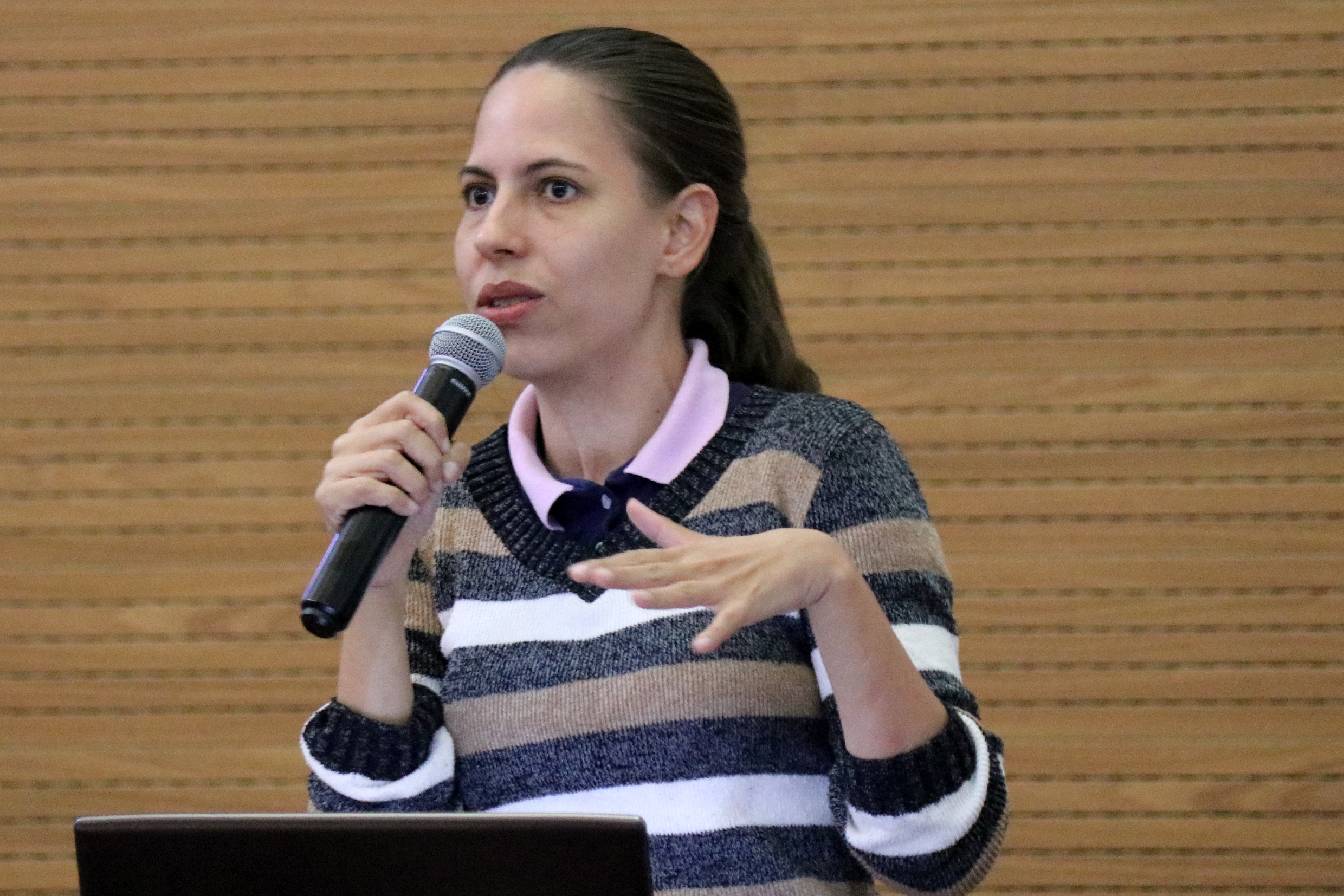 Participante do público faz perguntas as expositoras
