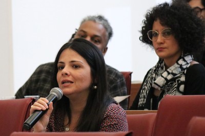 Participante do público faz perguntas as expositoras