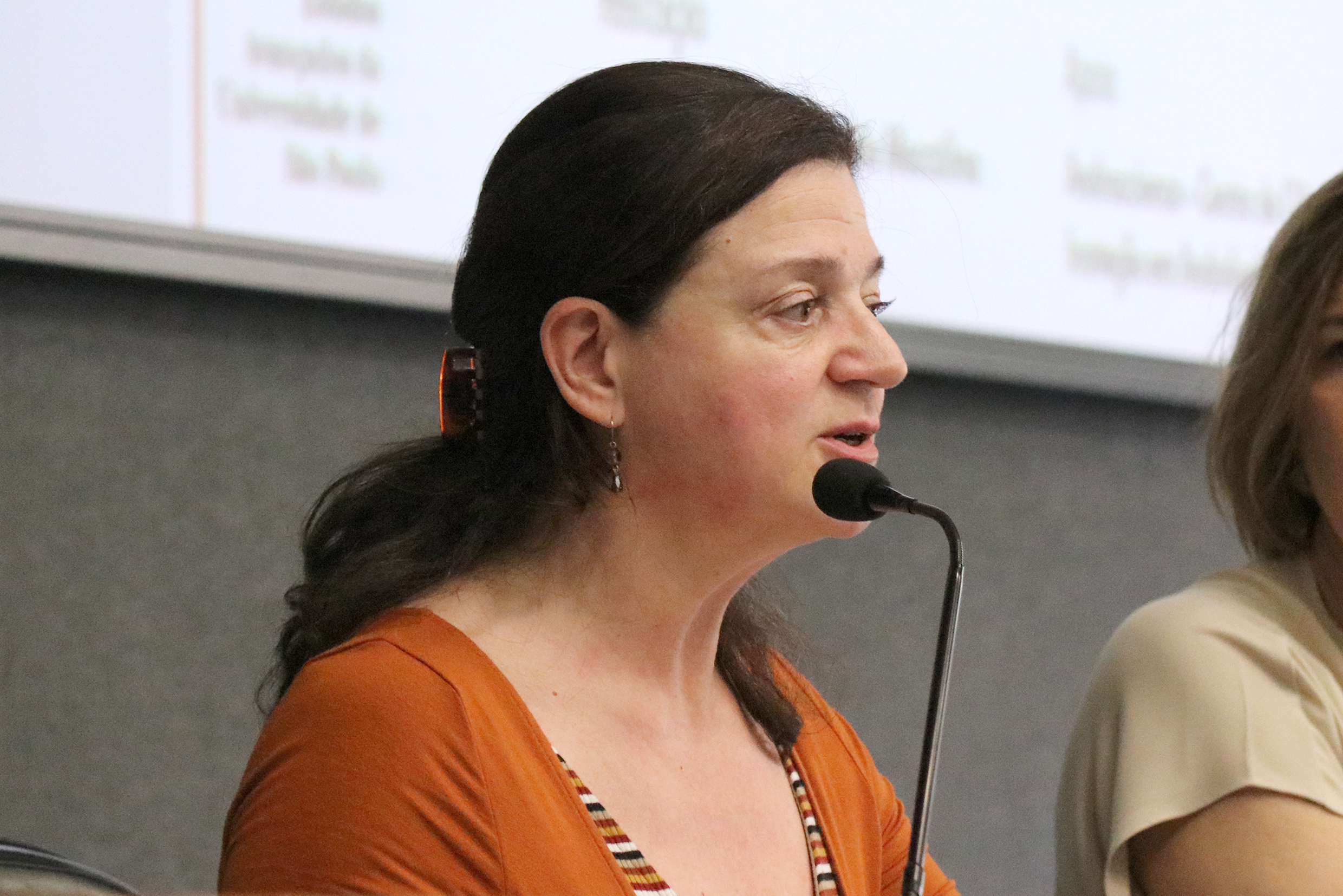 Roxane Ré apresenta os expositores