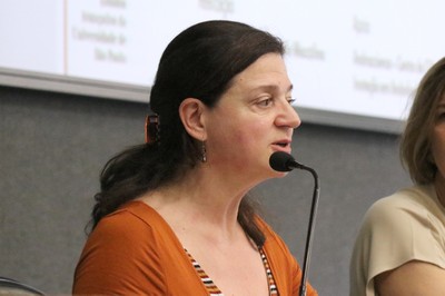 Roxane Ré apresenta os expositores