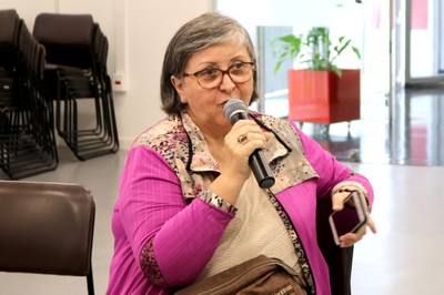 Participante do público faz perguntas ao expositor
