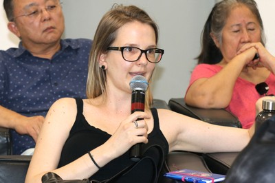 Participante do público faz perguntas ao expositor
