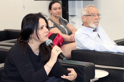 Participante do público faz perguntas ao expositor