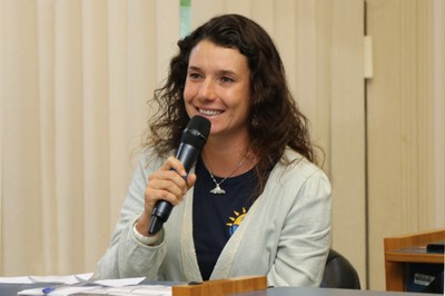 Caroline Schio faz perguntas durante o debate - 31/05/2019
