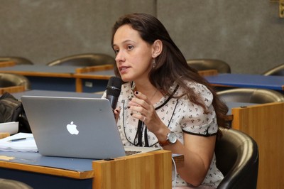 Participante faz perguntas durante o debate - 30/05/2019