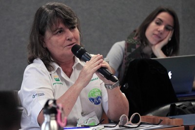 Participante faz perguntas durante o debate - 30/05/2019