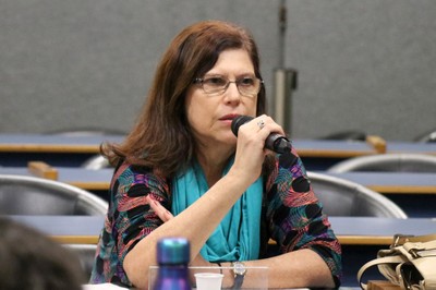 Participante faz perguntas durante o debate - 30/05/2019