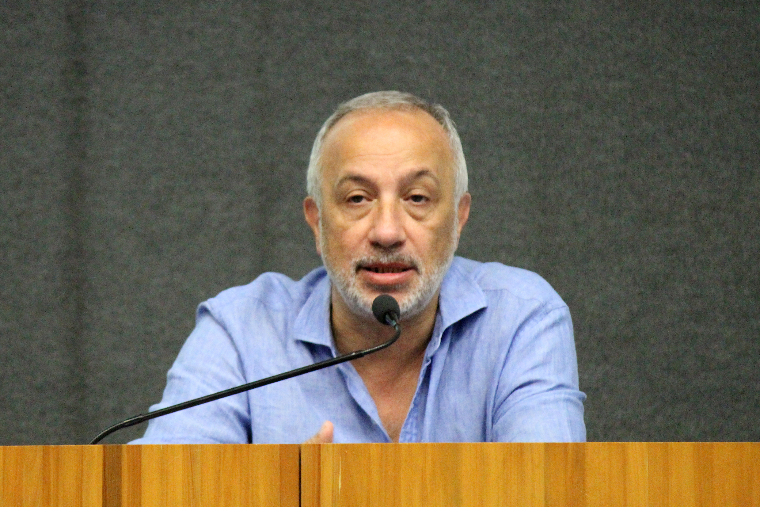 Luciano Migliaccio apresenta a expositora