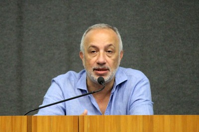 Luciano Migliaccio apresenta a expositora