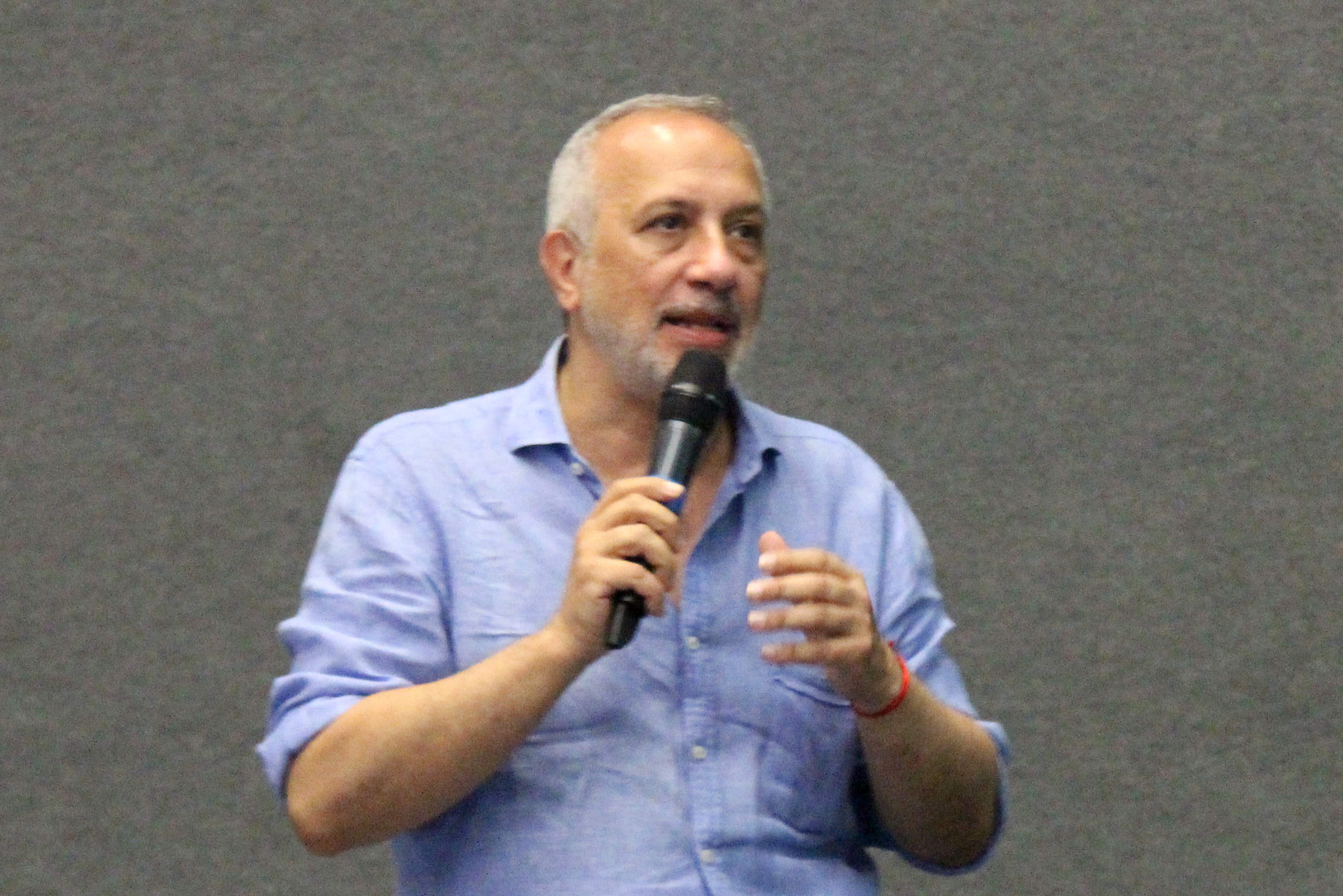 Luciano Migliaccio faz perguntas durante o debate