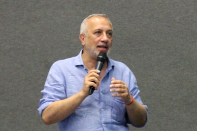 Luciano Migliaccio faz perguntas durante o debate