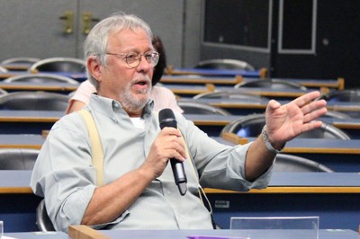 Dalton Sala faz perguntas durante o debate
