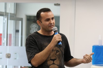 Participante do público faz pergunta durante o debate