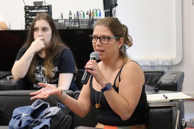 Alice Bosco faz perguntas aos expositores