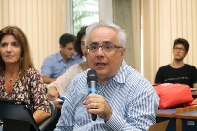 Luis Nassif faz perguntas durante o debate