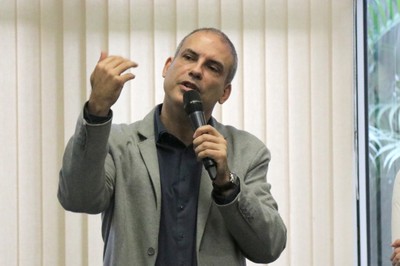 João Sette Whitaker fala durante o debate