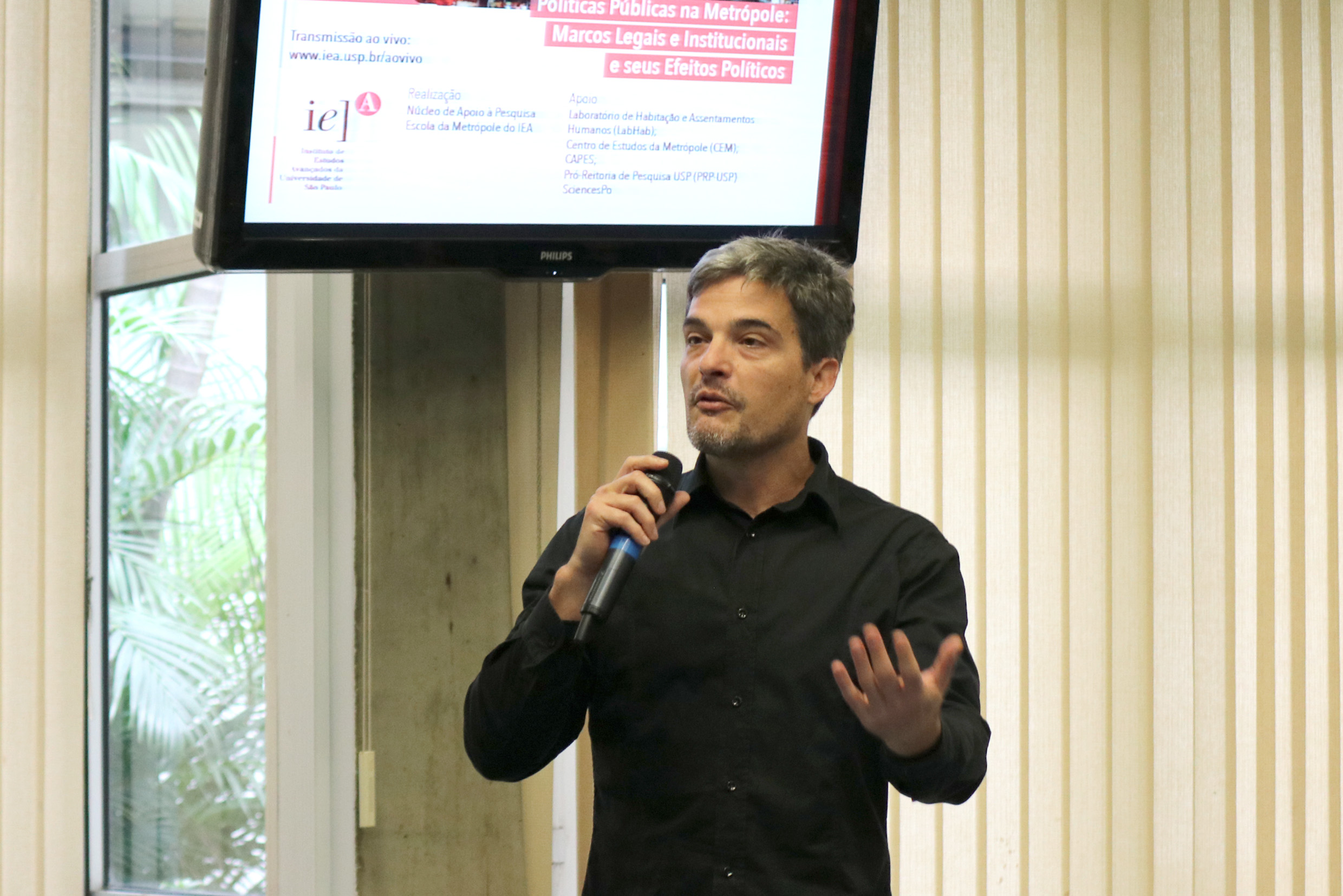 Participante do público faz perguntas durante o debate