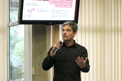 Participante do público faz perguntas durante o debate
