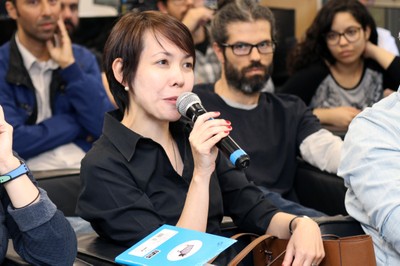 Mercedes Okumura faz perguntas ao expositor