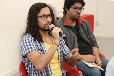 Participante do público faz perguntas ao expositor
