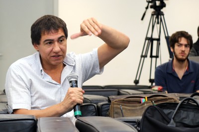 Participante do público faz perguntas aos expositores