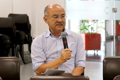 Haluo Hirata faz perguntas durante o debate