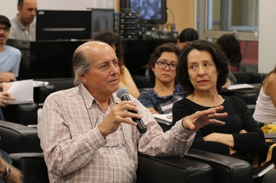 Naomar de Almeida Filho faz perguntas aos expositores