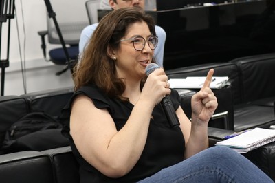 Participante do público faz perguntas durante o debate