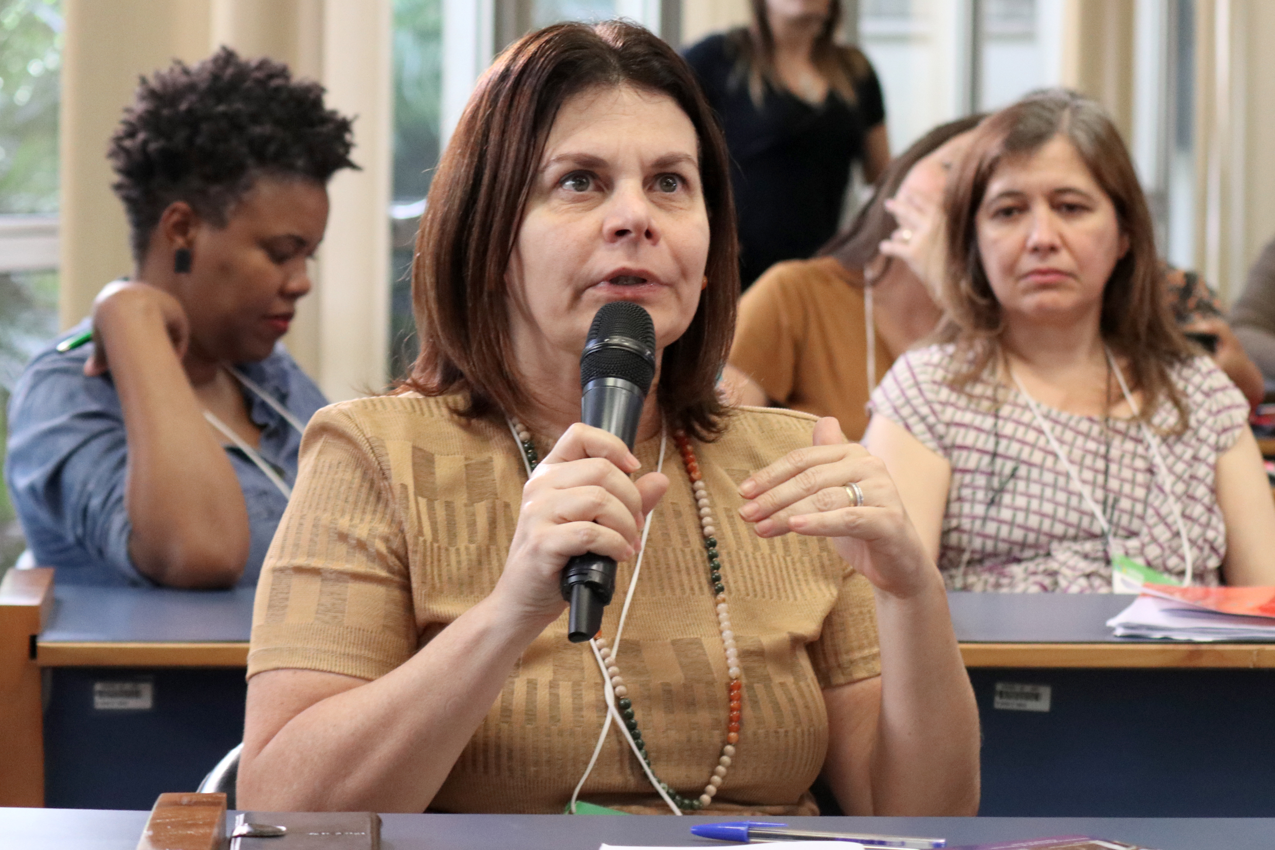 Eliane Reame faz perguntas aos expositores