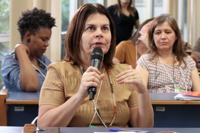 Eliane Reame faz perguntas aos expositores