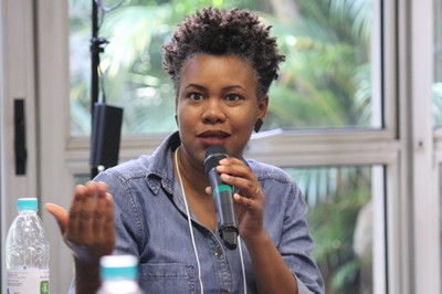 Juliana Yade fala durante o debate