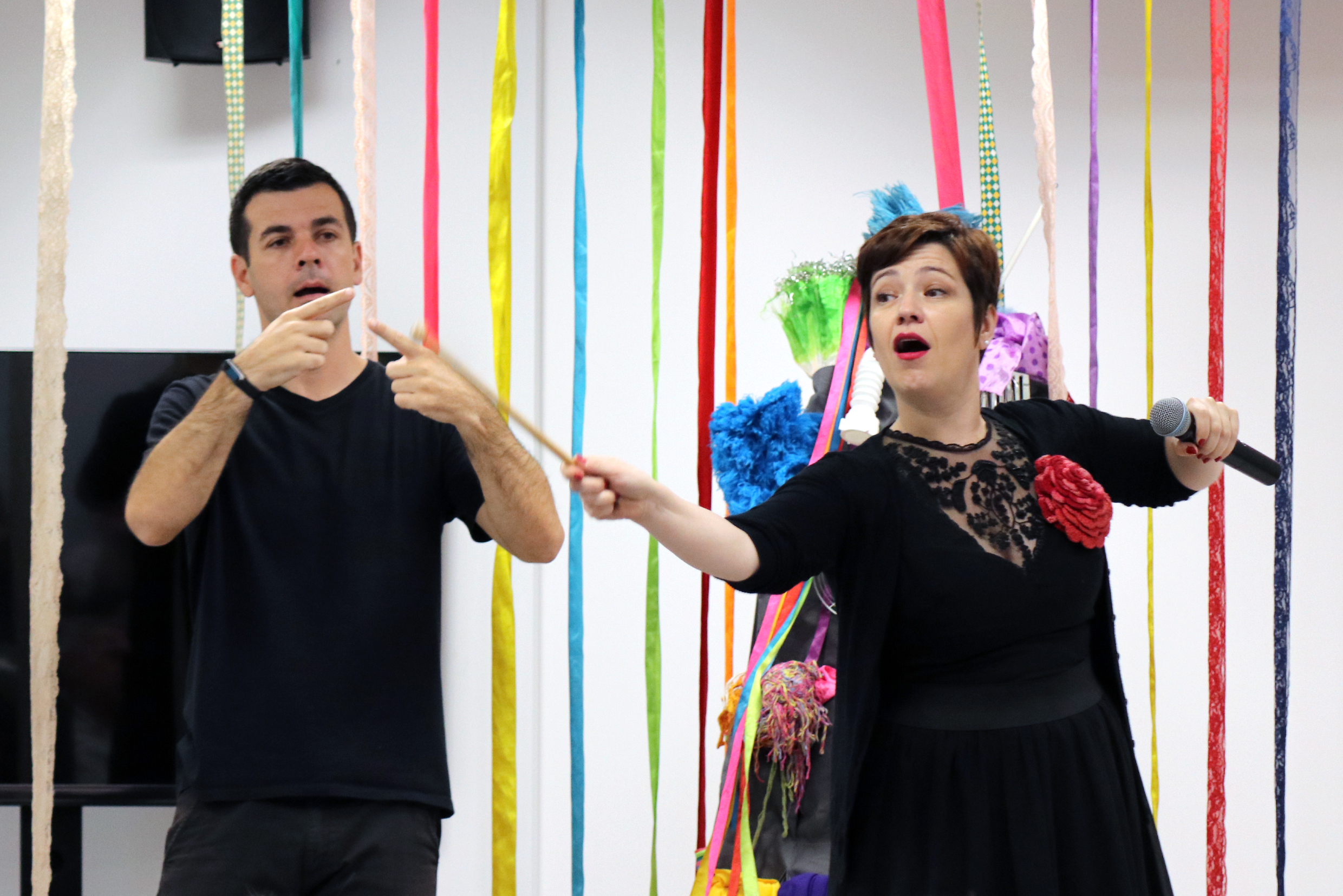 Kiara Terra durante sua performance, acompanhada de Daniel Melo Jr., tradutor de libras