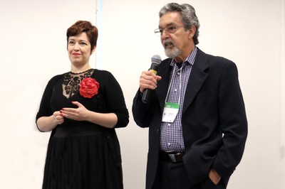 Nílson José Machado abre o evento e apresenta a artista Kiara Terra
