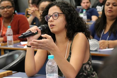 Participante faz perguntas durante o debate