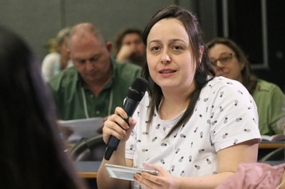 Participante faz perguntas durante o debate