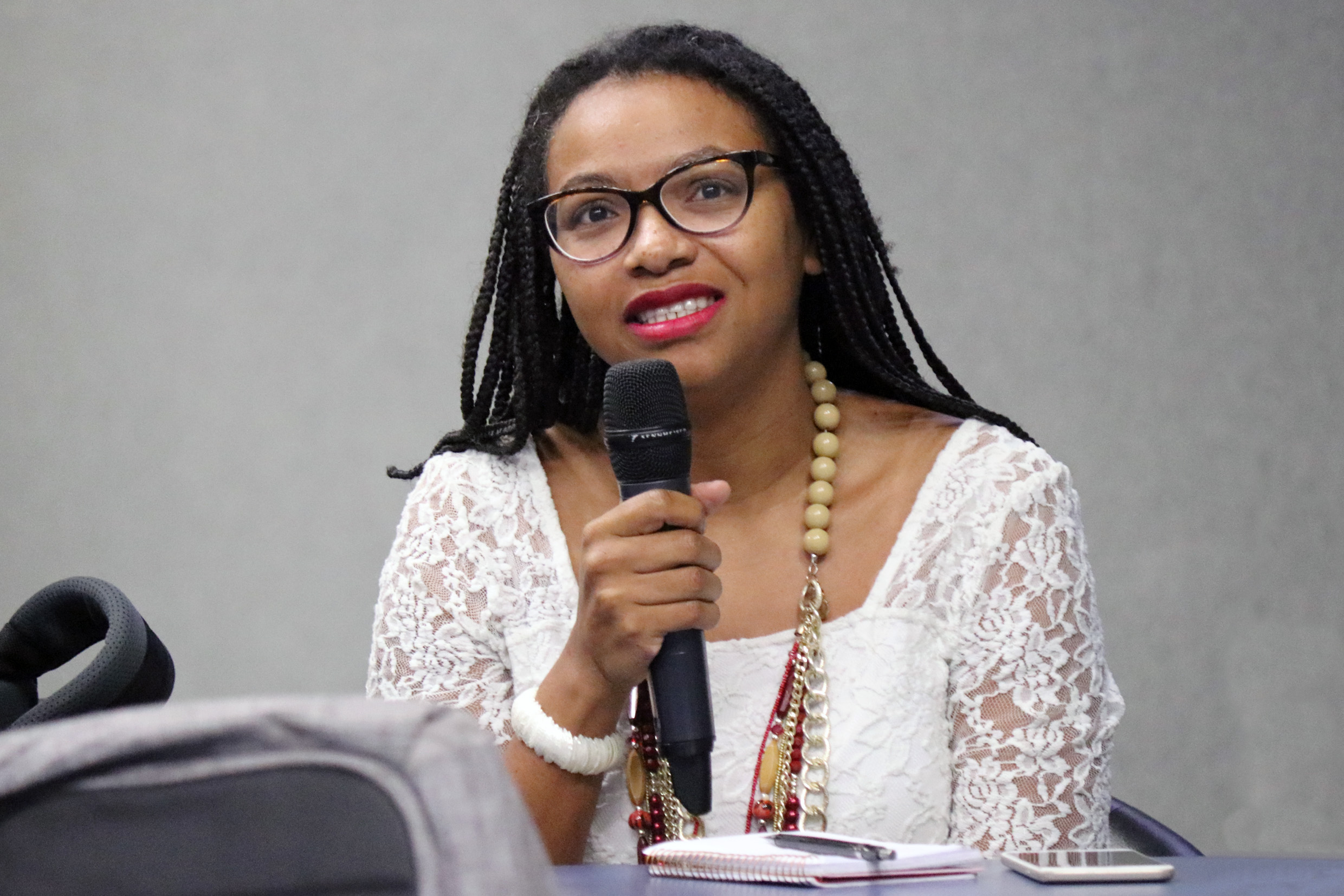 Cláudia Rodrigues faz perguntas aos expositores