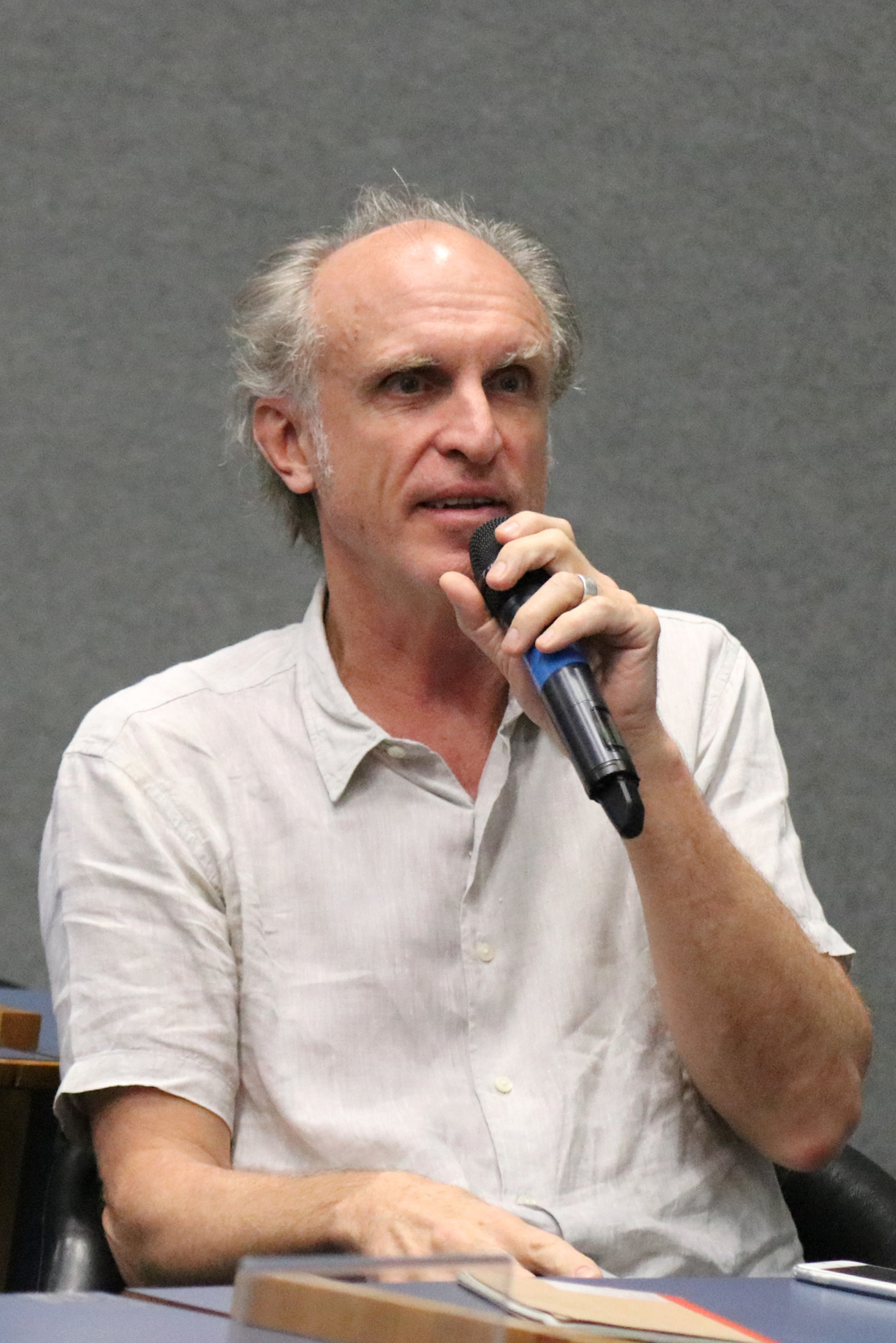 Martin Grossmann faz perguntas a expositora