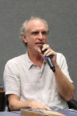 Martin Grossmann faz perguntas a expositora