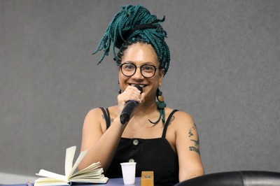 Participante do público faz perguntas a Anna Maria Canavarro Benite