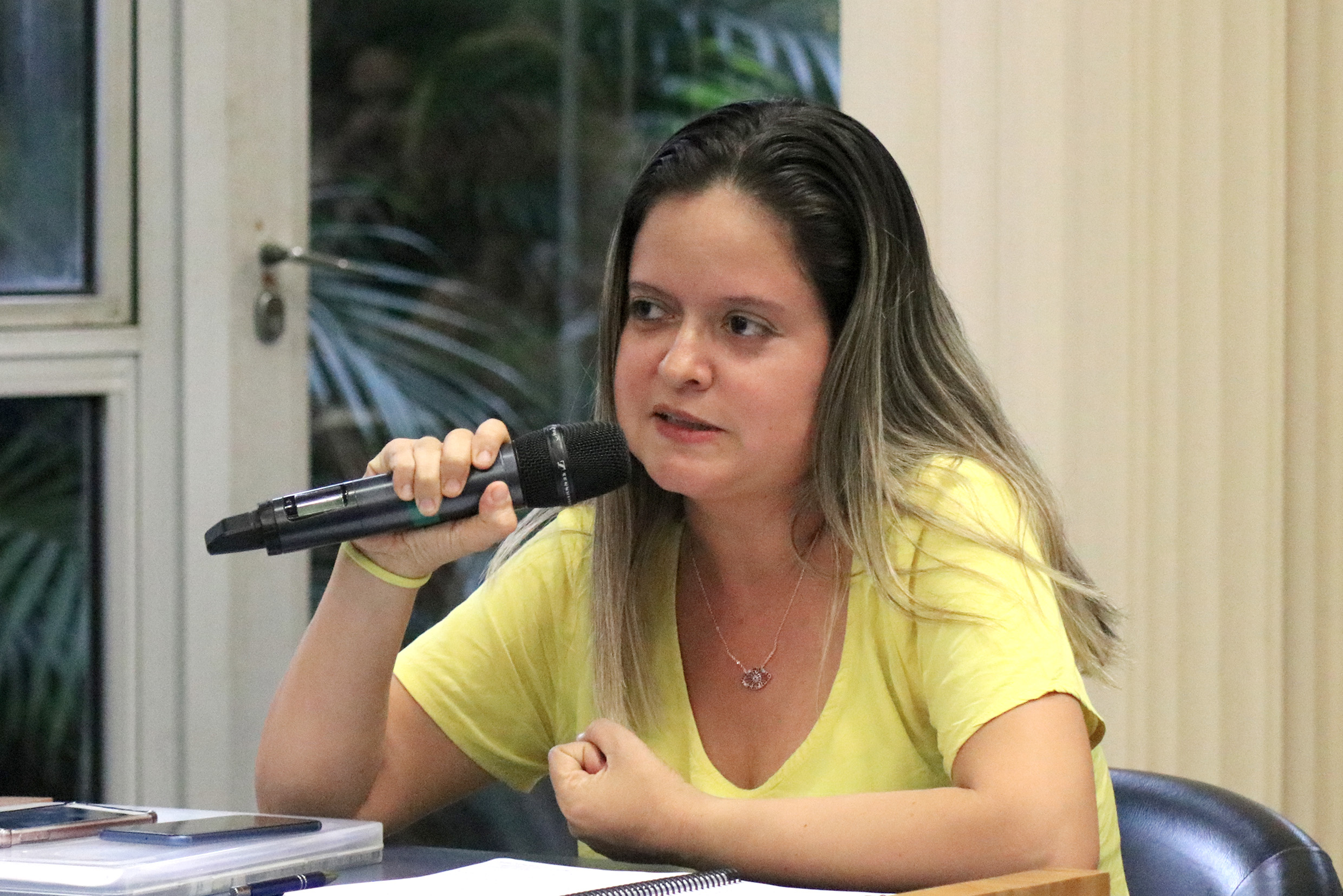 Participante do público faz perguntas durante o debate