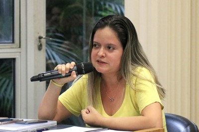 Participante do público faz perguntas durante o debate