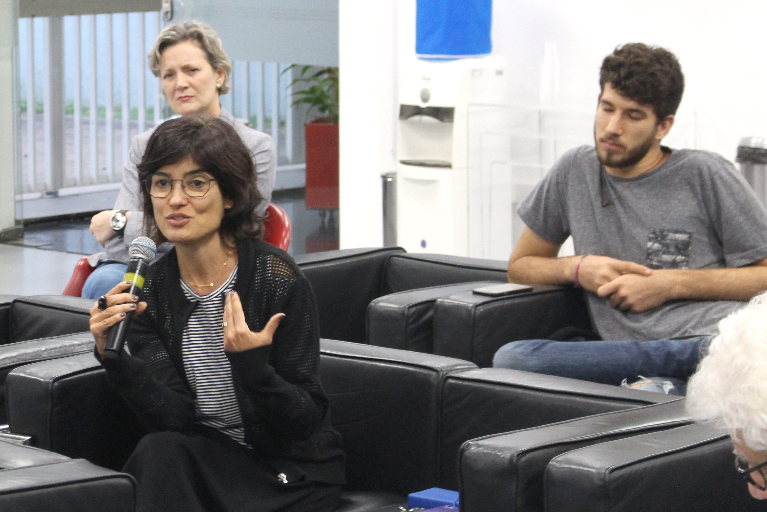 Participante do público faz perguntas durante o debate