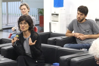 Participante do público faz perguntas durante o debate