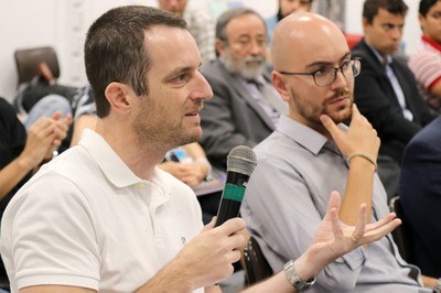 Herton Escobar faz perguntas ao expositor durante o debate