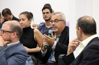 Participante do público faz perguntas ao expositor